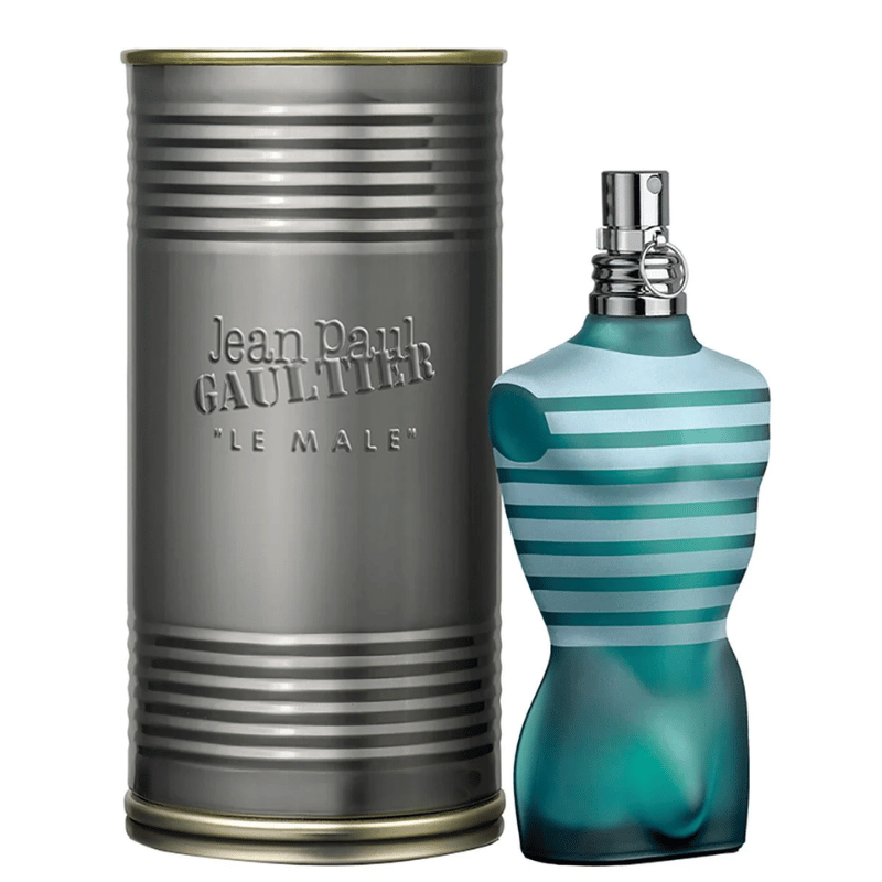 Jean Paul Gaultier Le Male với thiết kế thủy thủ đặc trưng, nổi bật trên nền phông nam tính và hiện đại